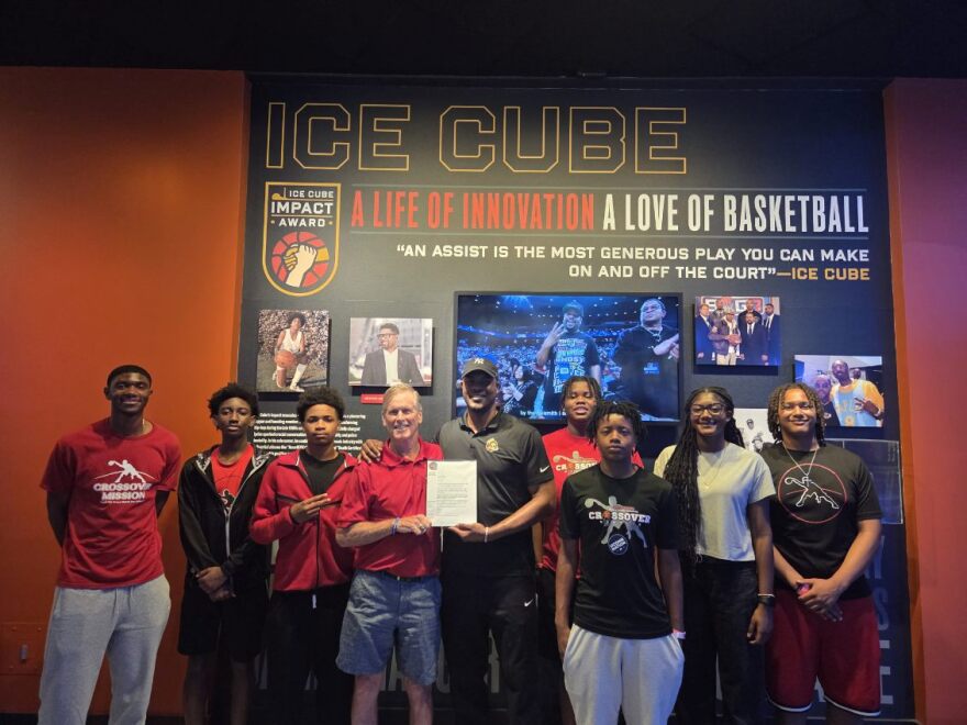 Jennings poses with Hixon and his student athletes to accept his nomination