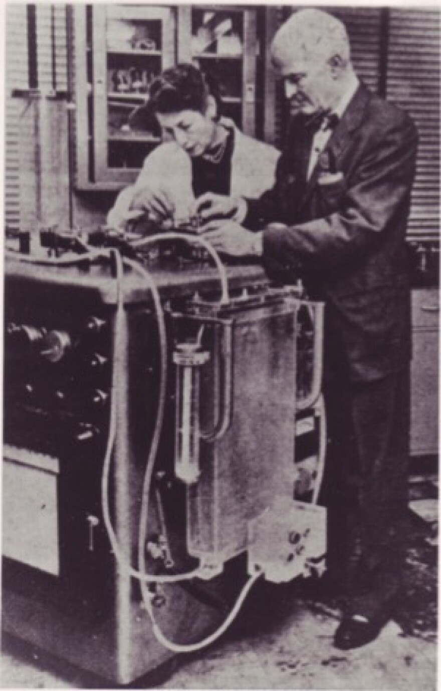  Mary “Maly” Hopkinson Gibbon and Dr. John Gibbon at his Jefferson Hospital lab adjust one of the pumps on a later improved Mayo-Gibbon heart-lung machine in 1962. (Courtesy of Thomas Jefferson University Archives, Philadelphia)