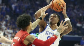 Kentucky's Otega Oweh, right, looks to shoot while pressured by Louisville's Terrence Edwards Jr. (5) during the first half of an NCAA college basketball game in Lexington, Ky., Saturday, Dec. 14, 2024. (AP Photo/James Crisp)