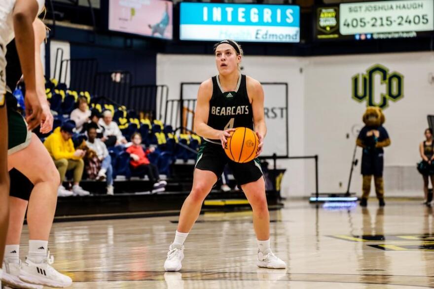 Action shot of Lindsey Kelderman vs Central Oklahoma basketball