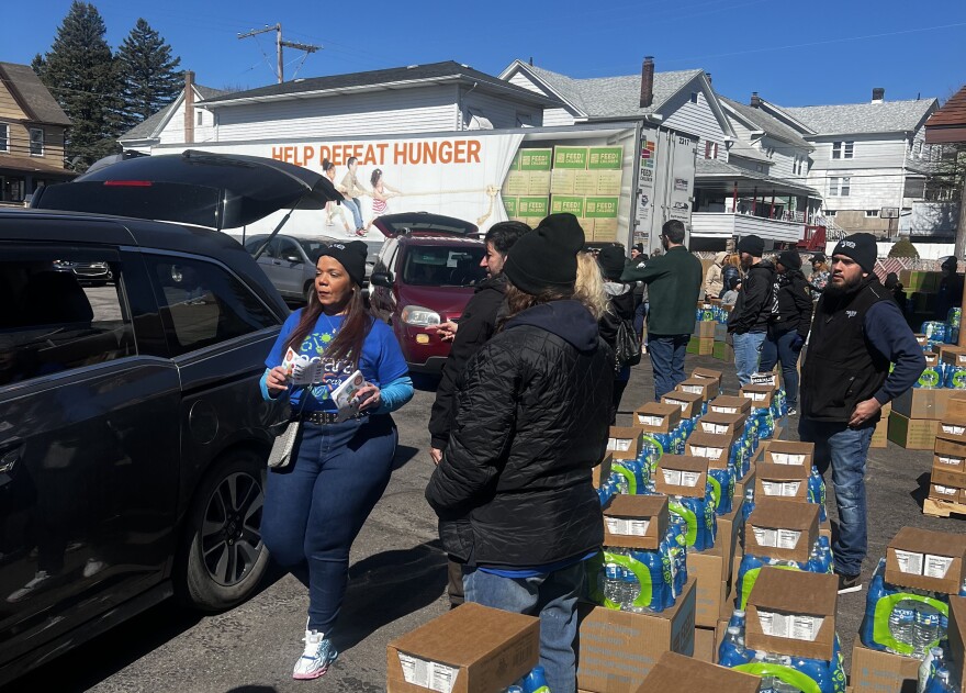 Más de 400 familias locales recibieron alimentos, agua y recursos esenciales el jueves durante un «Rally de Recursos» a gran escala organizado por Niagara Cares, Feed the Children y Hazleton Integration Project (HIP).  