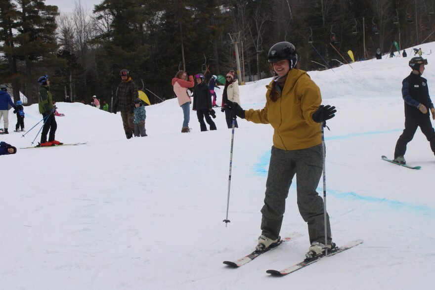Principiantes toman clases de esquí y snowboard como parte de un programa organizado por Latino Outdoors y Afro Outdoors el sábado 28 de febrero de 2026 en el Cranmore Mountain Resort en Conway.