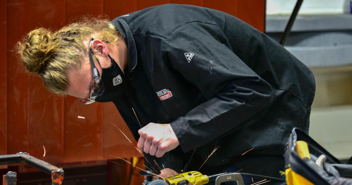 Report says union construction apprentices fare better than some degrees, employer-only training