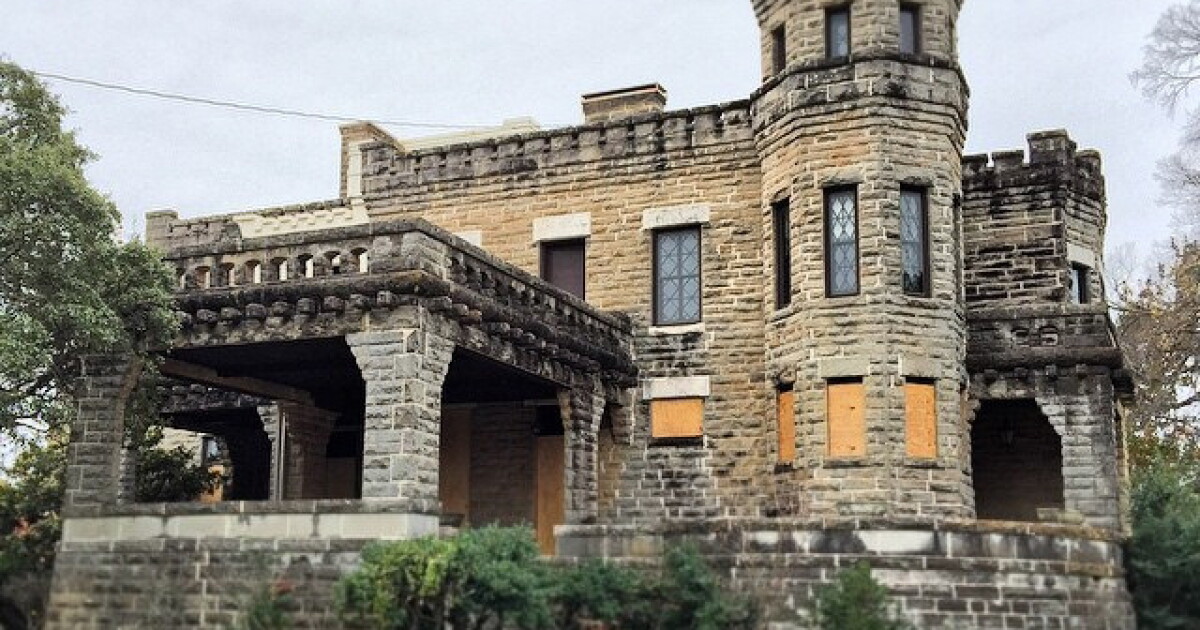 Chip and Joanna Gaines Of 'Fixer Upper' Buy Historic Castle In Waco ...