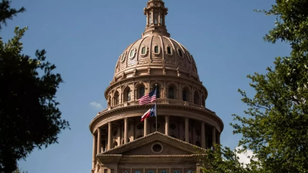 A closeup of the Texas Capitol dome from the front