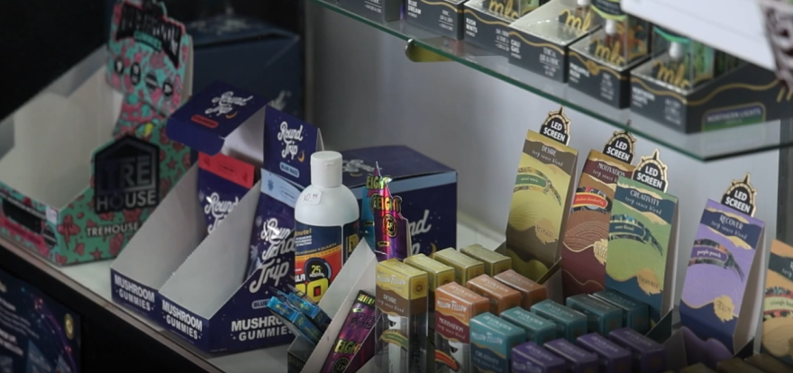 Productos en exhibición en una tienda de vapeo y parafernalia en Gainesville, donde artículos como los botes de Galaxy Gas han aparecido en publicaciones virales entre estudiantes. Foto por: Sebastián Broche.