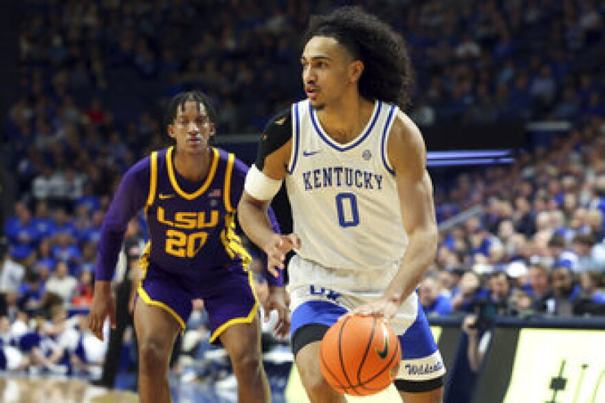 Kentucky's Jacob Toppin (0) looks for an opening on LSU's Derek Fountain (20) during the second half of an NCAA college basketball game in Lexington, Ky., Tuesday, Jan. 3, 2023. Kentucky won 74-71. (AP Photo/James Crisp)