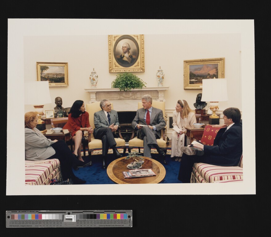 Gabriel García Márquez meets with President Bill Clinton.