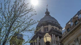 Sun shines on the Illinois Capitol.