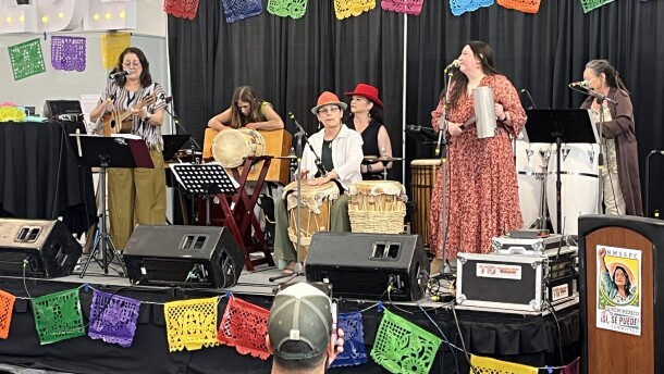 Mala Maña entertains attendees at the April 25 "Voces de Comunidad" event in Albuquerque, organized by the Si Se Puede Committee.