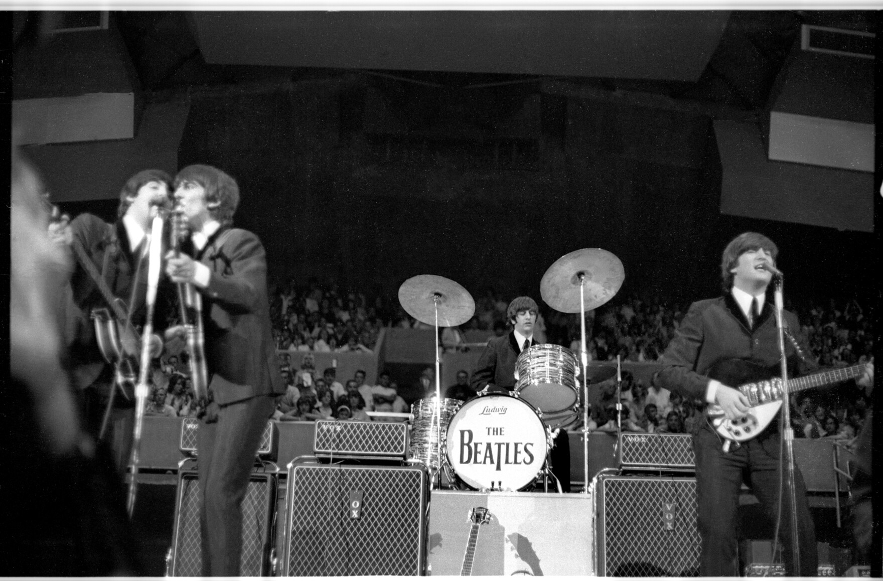 The beatles концерт. Группа битлз концерт. Битлз» на сцене театра «палладиум» в лондоне. The beatles in washington 1964. Группа битлз концерт.