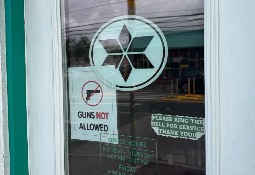 A Windward Oʻahu business displays a sign barring guns inside. (Jan. 18, 2025)
