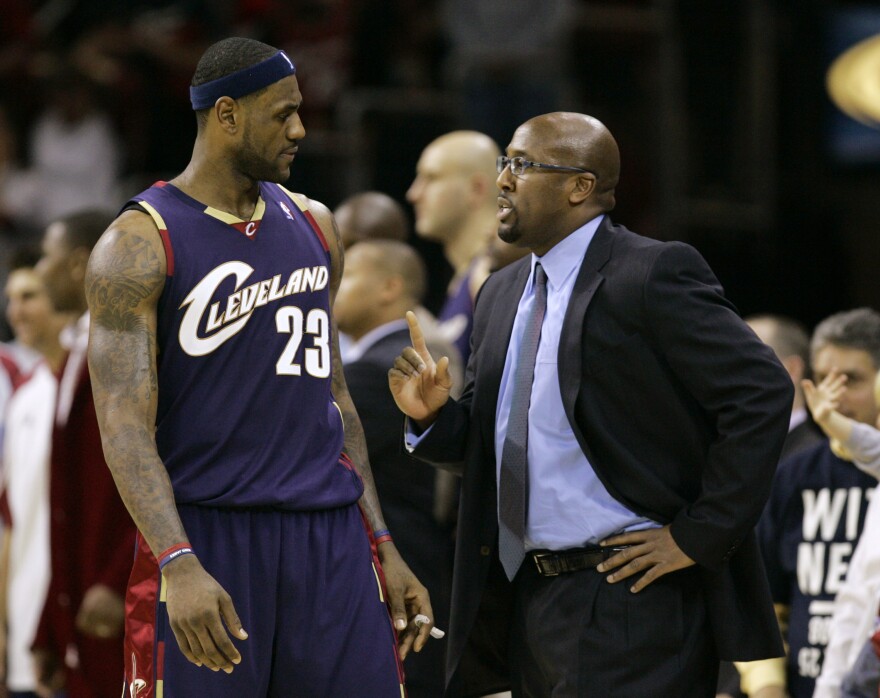 Mike Brown dirigiendo a LeBron James en su primera experiencia como entrenador principal con los Cleveland Cavaliers.