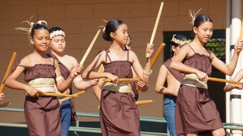 Students of Ke Kula Kaiapuni o Kualapuʻu on Molokaʻi performing.