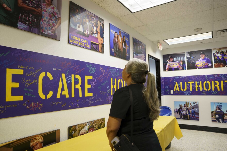 Cuidadores como Irma Luz López, conocida como Malu, es miembro del Local 1107 del Sindicato Internacional de Empleados de Servicios (SEIU), que lucha por salarios más altos, en la oficina del sindicato en Las Vegas, Nevada, el 22 de junio de 2026.