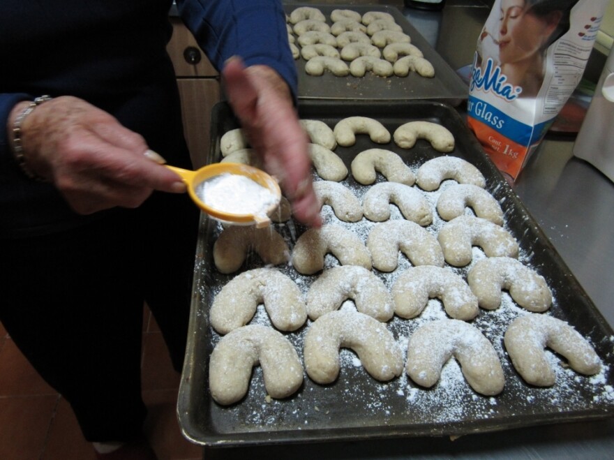  Dora Schmidt prepares a batch of <em>Cuernito</em> butter walnut cookies.