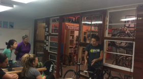 Gaby Mendez uses a bike to explain the stem, a part of the bike’s structure. Mendez demonstrated that the bike’s stem is the part connecting the frame to the handlebars. Photo by Claudia Perez Brito.