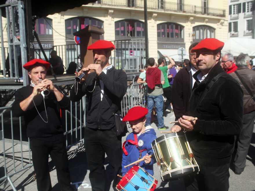 While the judges deliberate, a band keeps the crowd entertained.