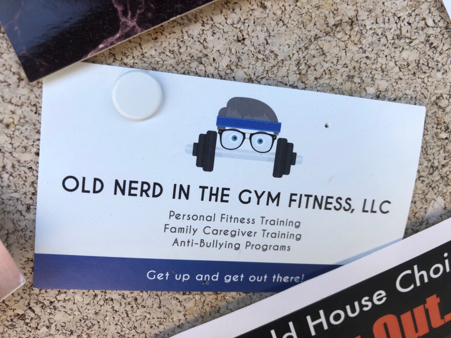 Old Nerd in the gym Gery Deer