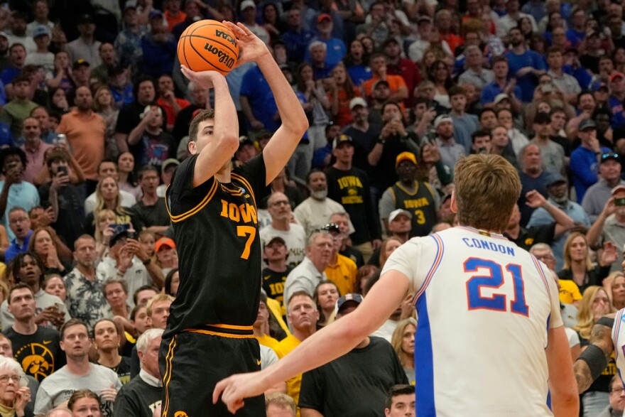 Iowa forward Alvaro Folgueiras (7) makes a game winning 3-point shot over Florida forward Alex Condon (21), Sunday, March 22, 2026, in Tampa.