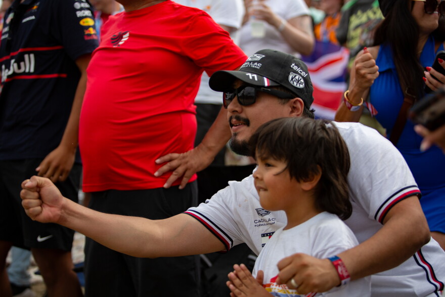 Oscar Sarabia watches the start of the race with 4-year-old son Andre.