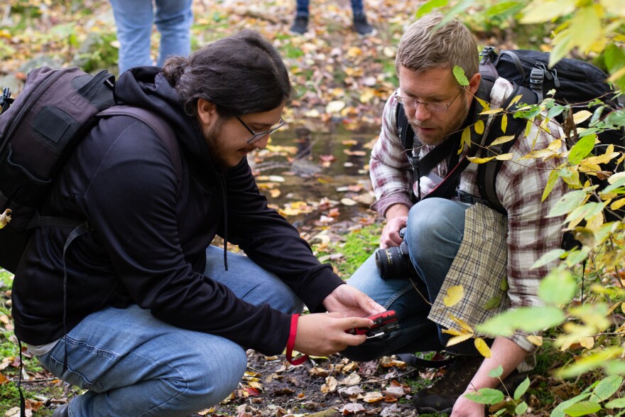 Ruben Avalos Arroyo reviews an image with Professor Steven David Johnson.