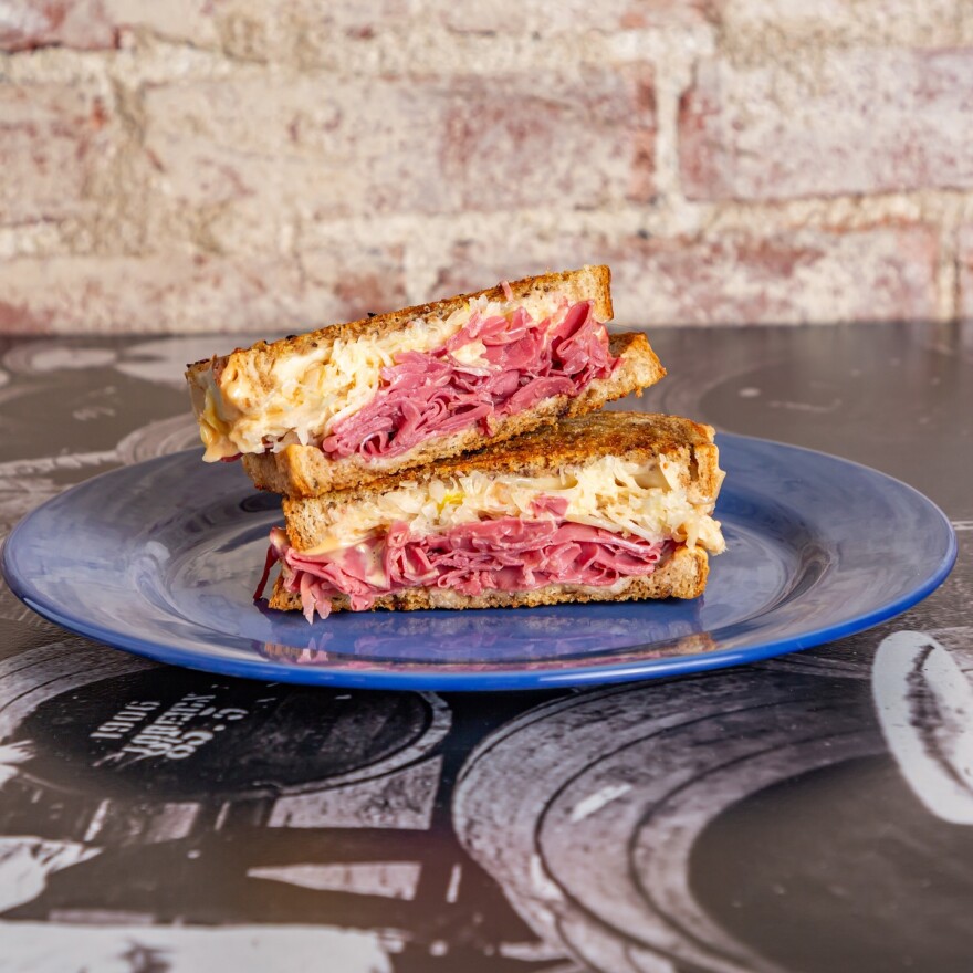Breit's Stein & Deli の伝統的なルーベンは、まさに古典的なサンドイッチの定義です。