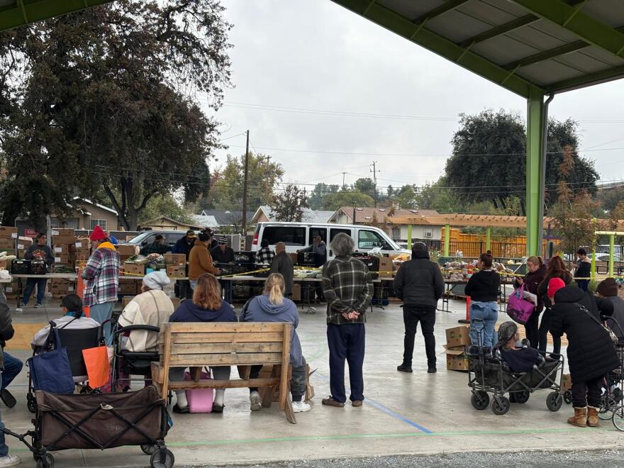 People line up at Martin Park in downtown Fresno on a cloudy day to receive food. Photo taken by Israel Cardona Hernández.