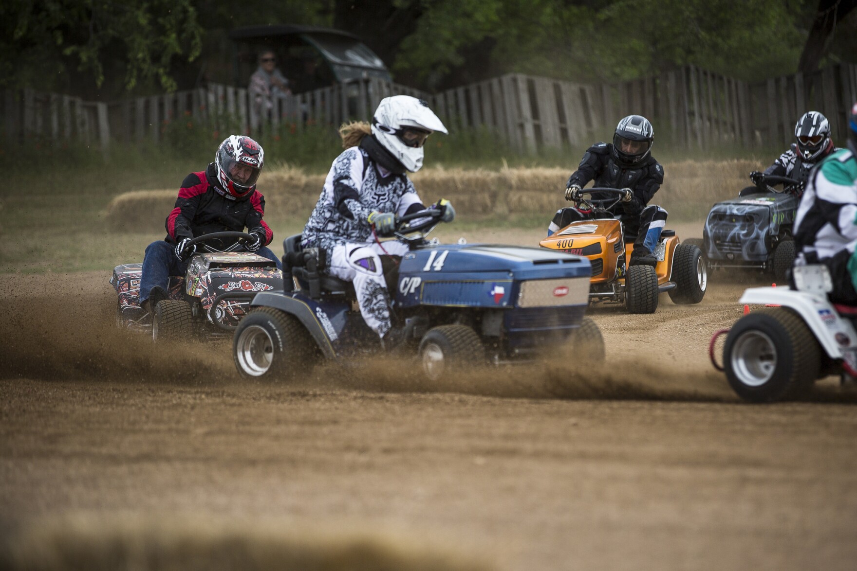 гонки на газона косилках. гонки на газона косилках. гонки на газонокосилках в великобритании. соревнования по гонкам на газонокосилках. гонки на газонокосилках.