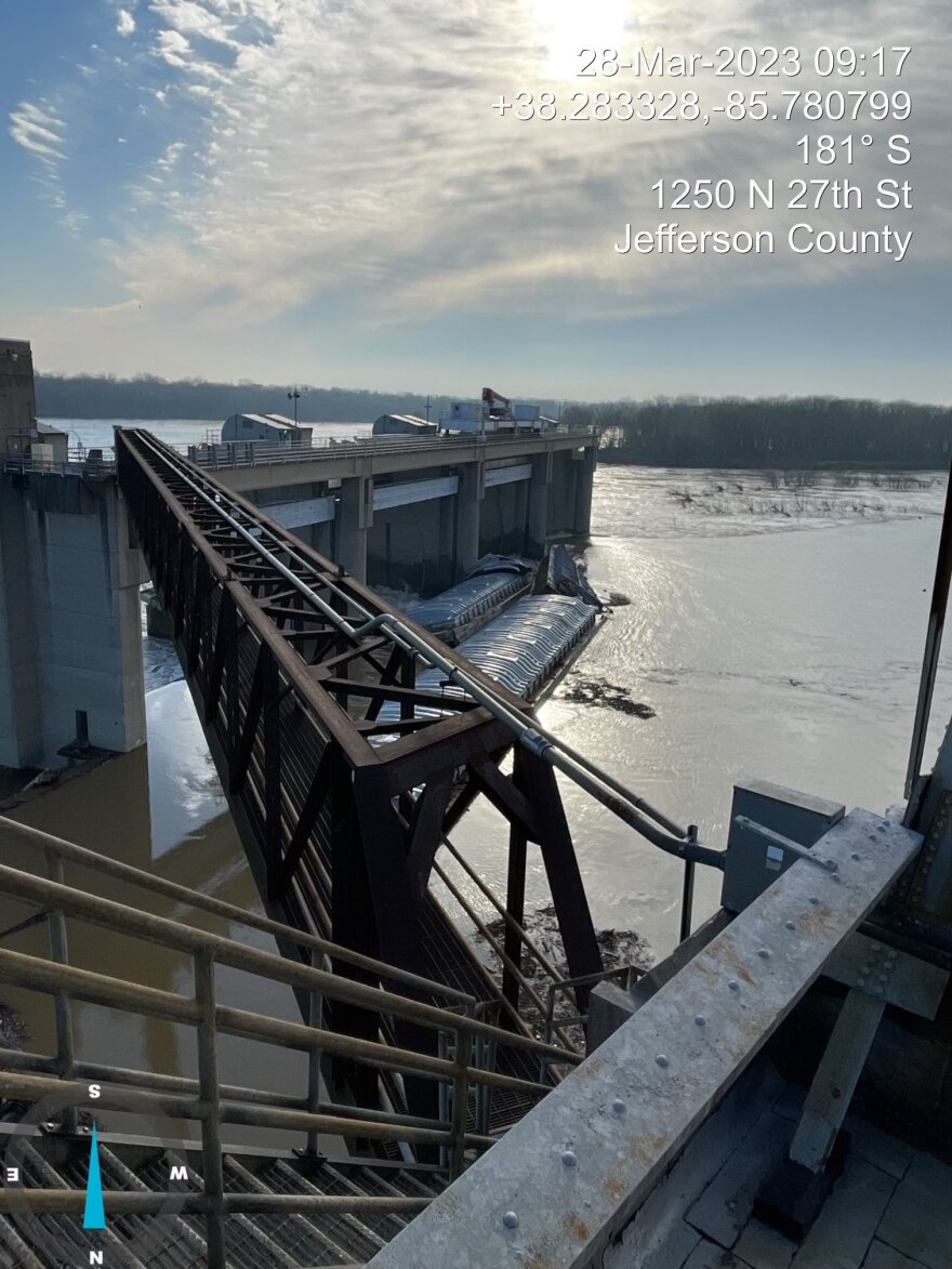  Ten barges broke free from a vessel near the entrance to the Portland canal in Louisville early Tuesday morning, three ended up pressed against the MacAlpine Dam. 