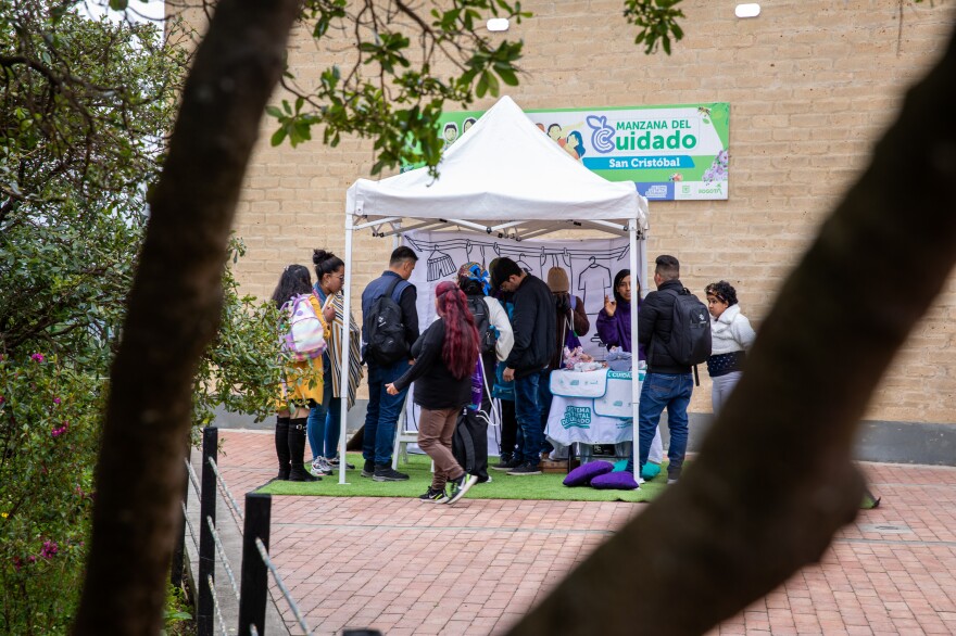 The Care School for Men set up a pop-up workshop at the community center in Bogotá's San Cristóbal neighborhood.