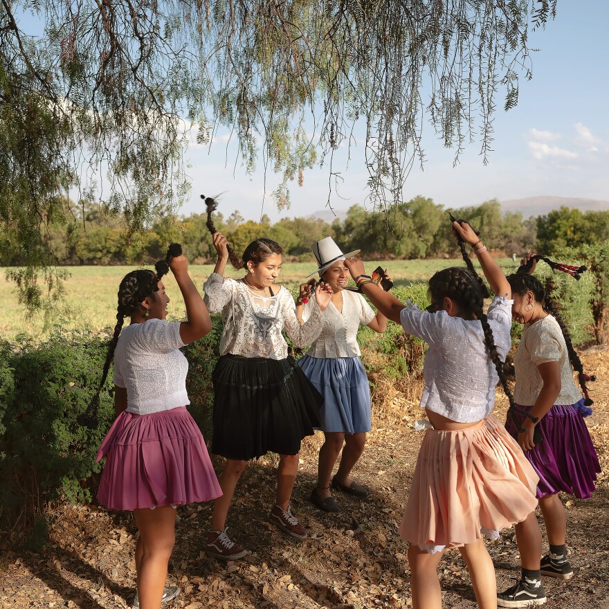 Niñas bailan en el Parque Biramani en las afueras de Cochabamba. "Todos somos únicos y nuestras diferencias hacen del mundo un lugar rico," Dice Daniela Santefanez. "Debemos respetar a todos por lo que son. Queremos mostrar lo hermosa que es la cultura de Bolivia."