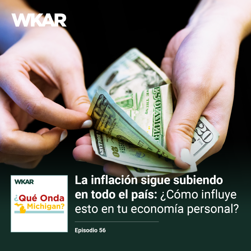 En la imagen se puede observar dos manos de una persona con piel blanca contando billetes de $20 dolares.   En el lado inferior de la imagen esta el logo de Que Onda Michigan sobre un fondo blanco. En la parte derecha las siguientes palabras estan escritas: "La inflacion sigue subiendo en todo el pais: ¿Cómo influye esto en tu economia personal?"  y "Episodio 56". 