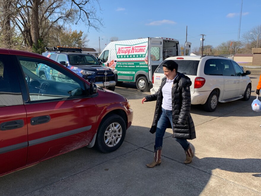 State Comptroller Susana Mendoza hands out Thanksgiving dinners in Cairo