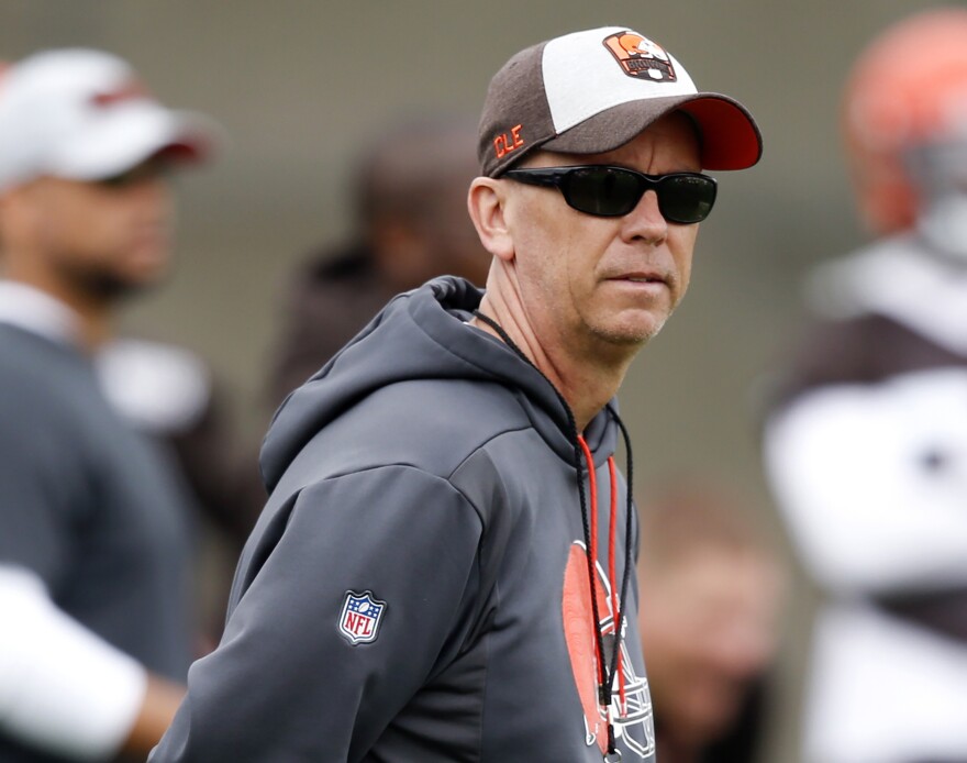 Cleveland Browns offensive coordinator Todd Monken watches a drill during an NFL football organized team activity session at the team's training facility in Berea, Ohio, May 22, 2019.