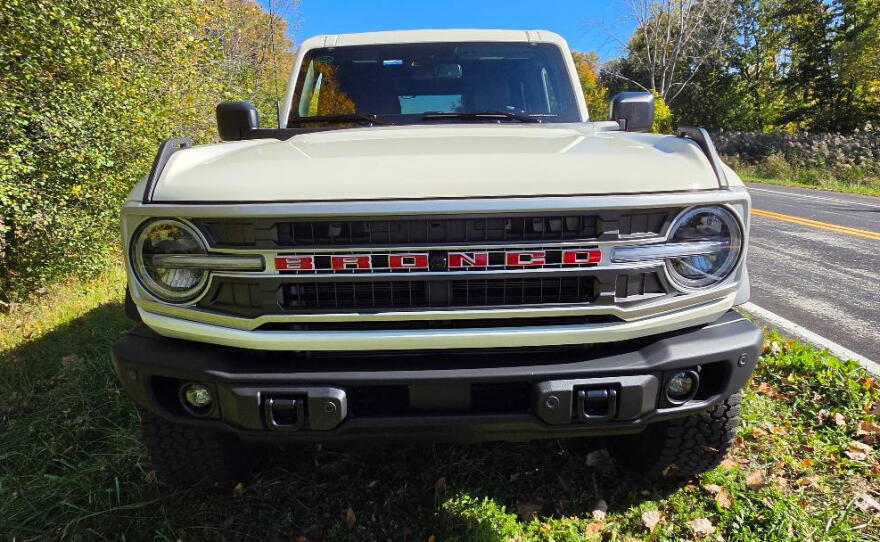 2026 Ford Bronco Outer Banks 4-door 4x4 badge grille