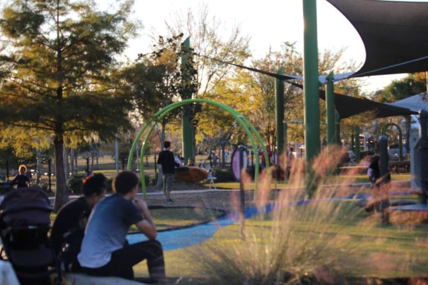 La comunidad disfruta de un atardecer en Depot Park, Gainesville, Fl. Foto por: Dulce Rodriguez-Escamilla.