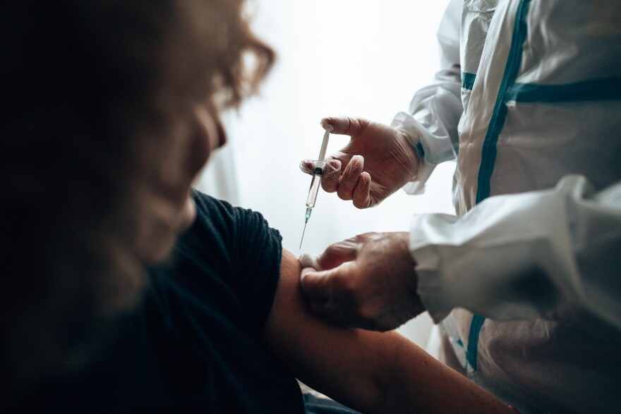 doctor doing the covid 19 vaccine at home for omicron variant