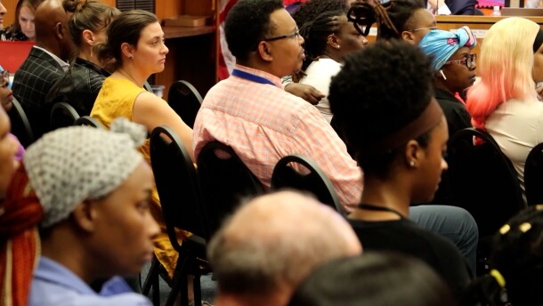 Publico durante la junta escolar. Foto por: Oriana Torre.
