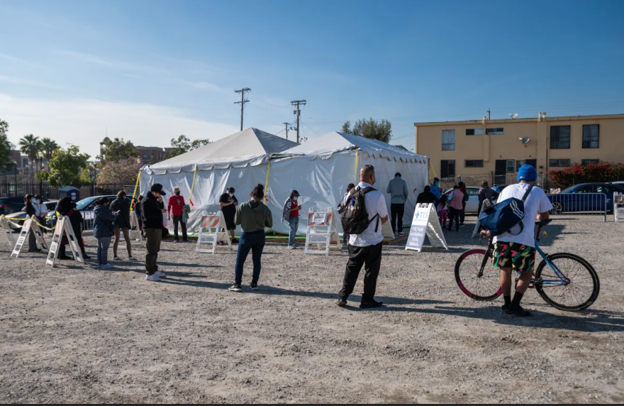 Image of Californians waiting in line for COVID-19 tests.