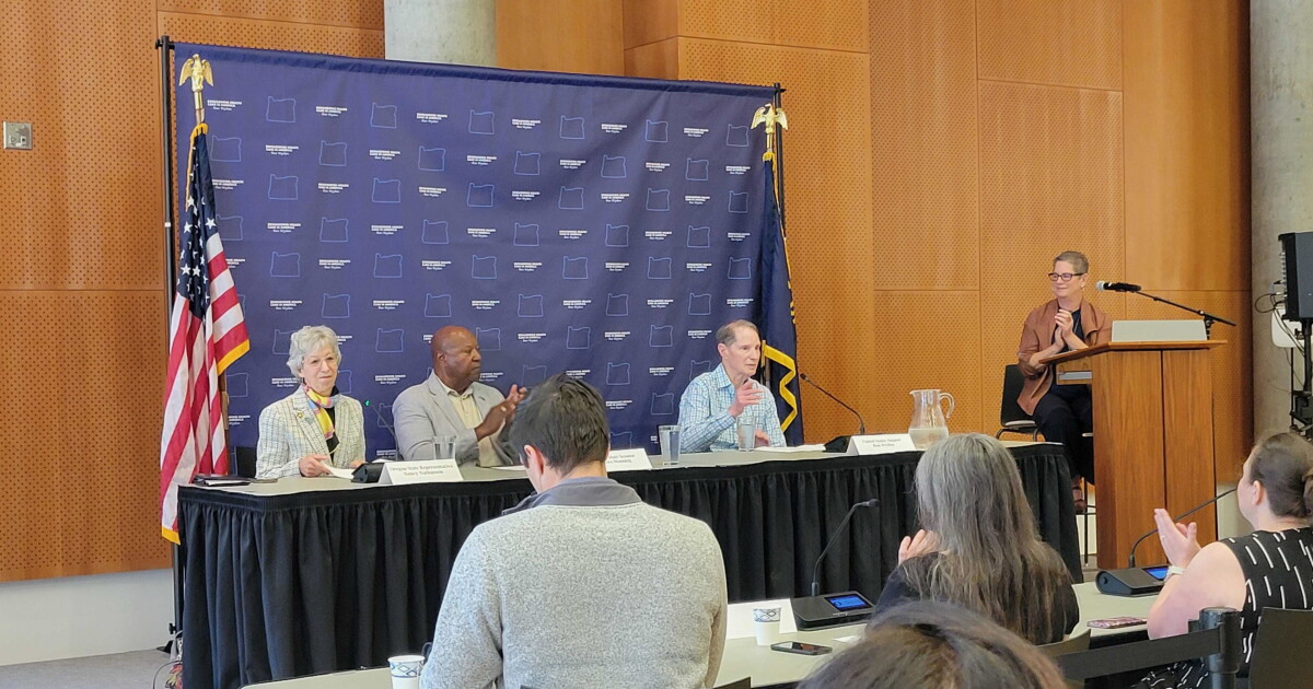 At Eugene roundtable, Sen. Wyden says he hopes to take lessons from Oregon’s efforts to fight corporatization of medicine