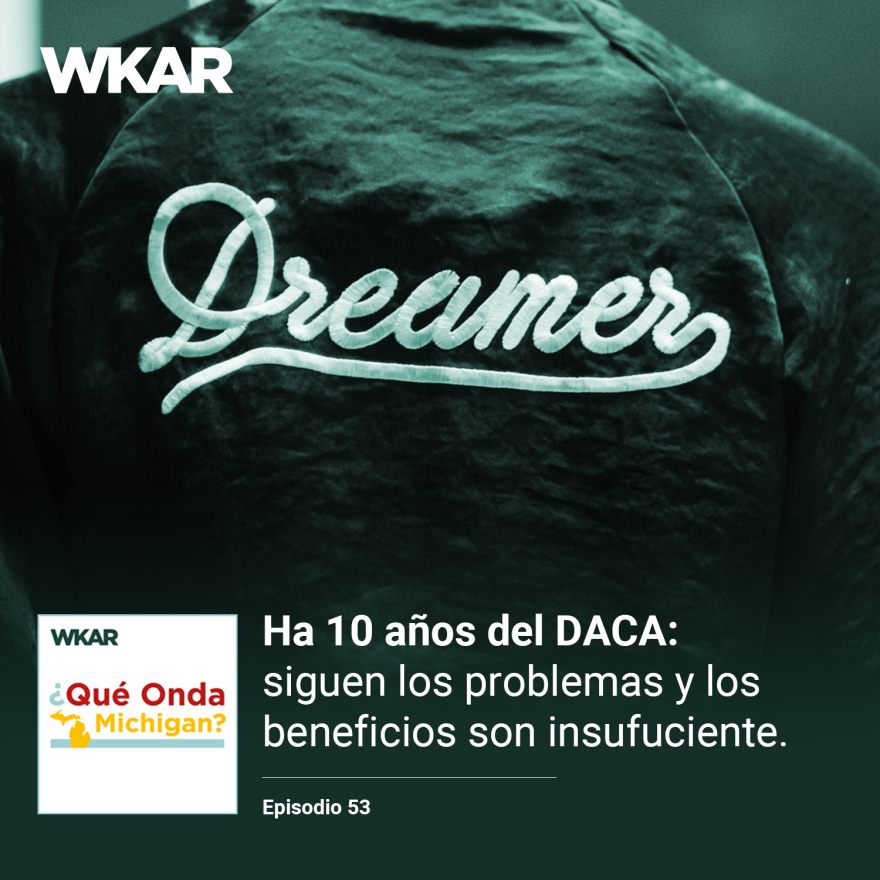 En la imagen se puede observar las palabras "Dreamer" bordadas en una chaqueta de color verde marino -- las palabras estan en color blanco.  En el lado inferior de la imagen esta el logo de Que Onda Michigan sobre un fondo blanco. En la parte derecha las siguientes palabras estan escritas: "Ha 10 años del DACA: siguen los problemas y los beneficios son insuficientes "  y "Episodio 53". 
