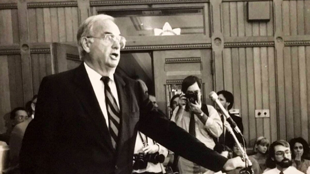 Lowell Weicker, Connecticut governor and U.S. senator, dies at 92 - Vimarsana News