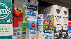 Tubos de pasta de dientes infantil de colores brillantes, etiquetado como sin-flúor, con divertidos personajes de dibujos animados y un alegre envase diseñado para atraer a los niños. Foto por: Sabrina Cruz.