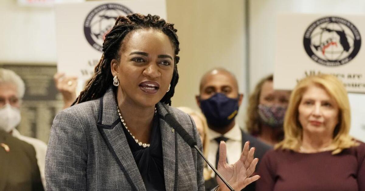 Golpe político: Demócratas reprenden a DeSantis por el costo de $5.5M para cambiarle el nombre al aeropuerto de Palm Beach por Trump.