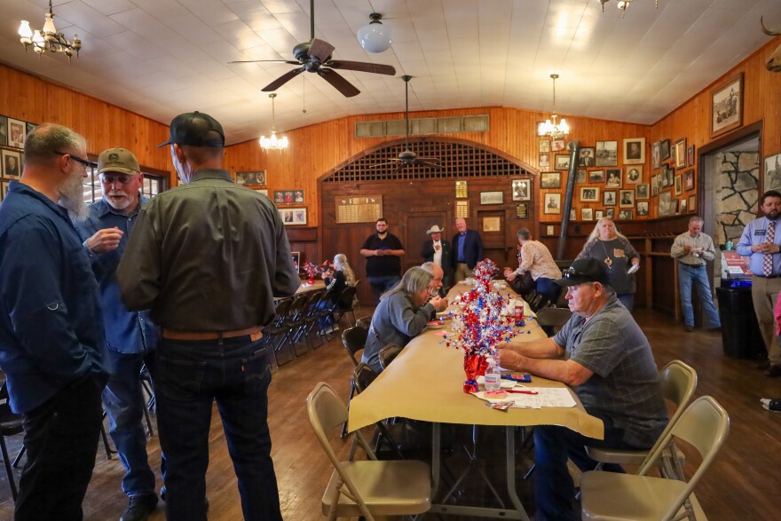 Jones county residents meet with candidates and eat chili. Photo by Leslie Carrigan