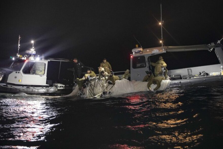 Sailors assigned to Explosive Ordnance Disposal Group 2 recover a high-altitude surveillance balloon off the coast of Myrtle Beach, South Carolina, Feb. 5, 2023. (Image: US Navy)