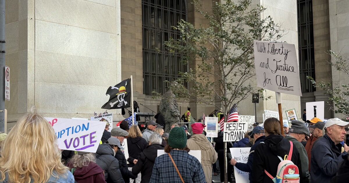 With midterm elections looming, Pittsburgh 'No Kings' event urges voters to turn out