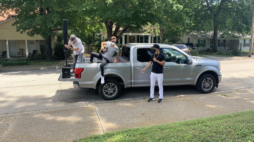 The artist Shy Carter and his team arrive for a promotional performance at the writer's home.