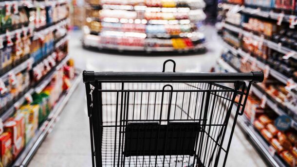 As emergency SNAP benefits end, families who were receiving more money from food will get less at the same time inflation drives grocery prices up. (Image: theshots.co via Shutterstock)
